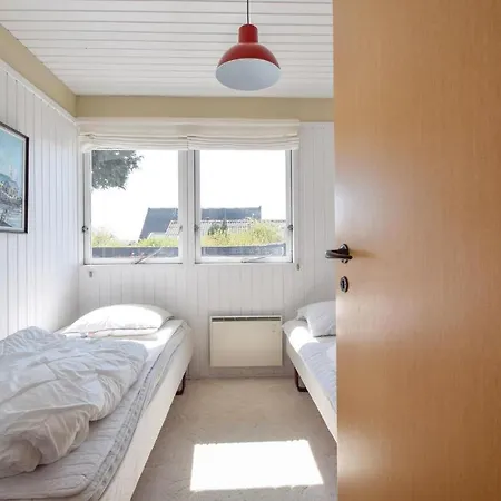 Four-bedroom Holiday In Juelsminde *